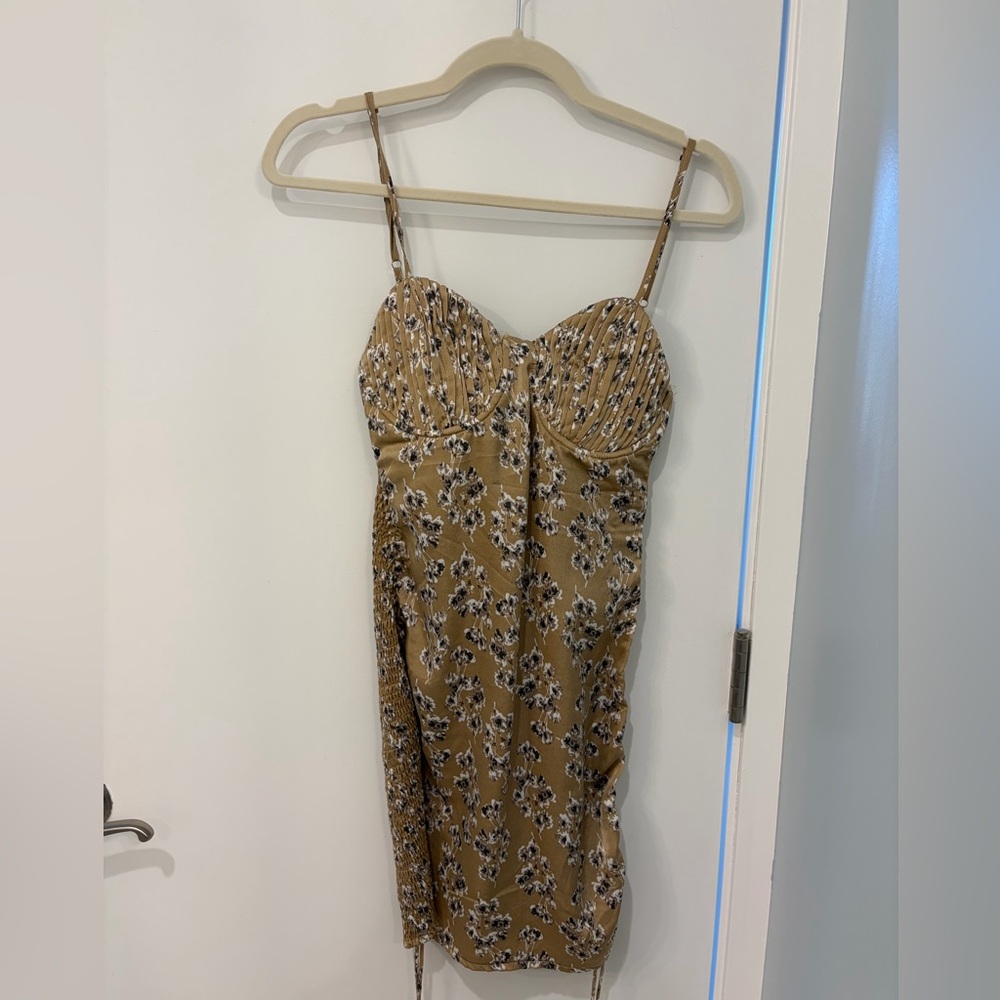 Chic Floral Mini Dress in Tan